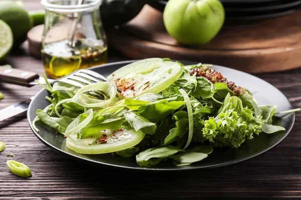 Placa Com Salada Legumes Saudável Mesa Madeira — Fotografia de Stock