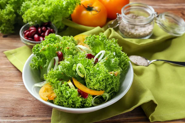 Teller Mit Gesundem Gemüsesalat Auf Holztisch — Stockfoto