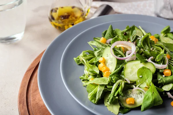 Placa Com Salada Legumes Saudável Tábua Madeira Close — Fotografia de Stock