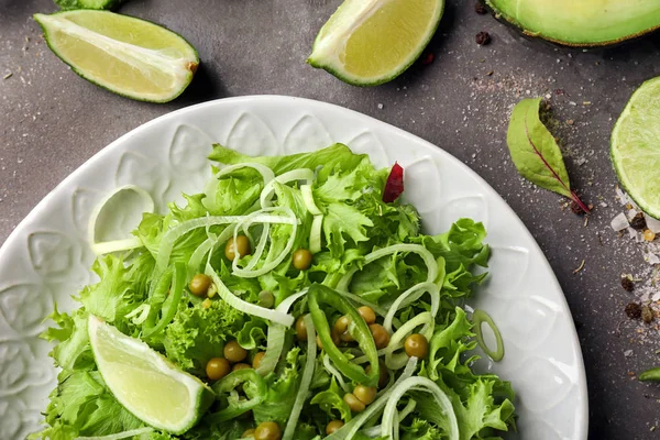 餐桌上放有健康蔬菜沙拉的盘子 — 图库照片
