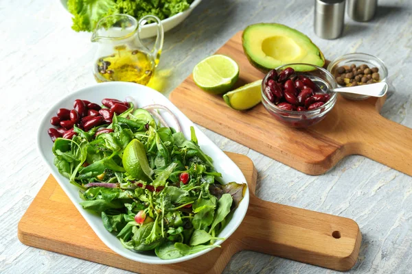 木板配健康蔬菜沙拉 — 图库照片