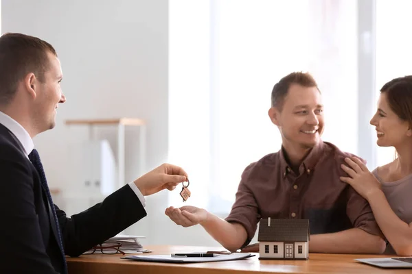 Immobilienmakler Übergibt Schlüssel Für Neues Haus Glückliches Paar Büro — Stockfoto
