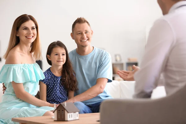 Glückliche Familie Mit Immobilienmakler Büro — Stockfoto