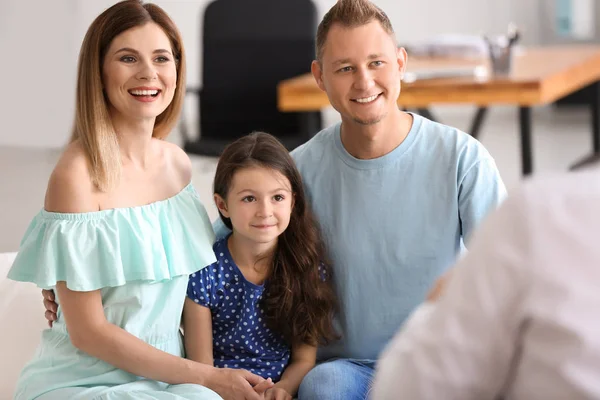 Lycklig Familj Med Fastighetsmäklare Office — Stockfoto