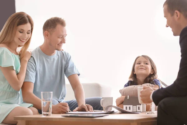 Man Undertecknar Ett Kontrakt För Att Köpa Hus Kontoret Fastighetsmäklare — Stockfoto