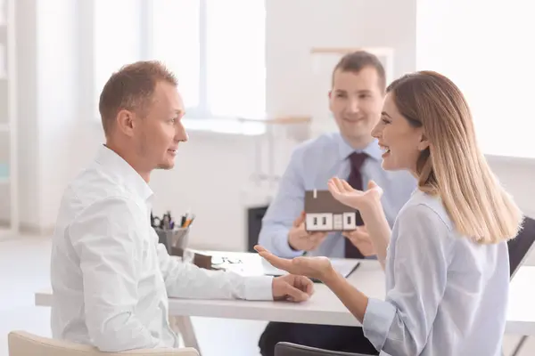 Beautiful Couple Real Estate Agent Office — Stock Photo, Image