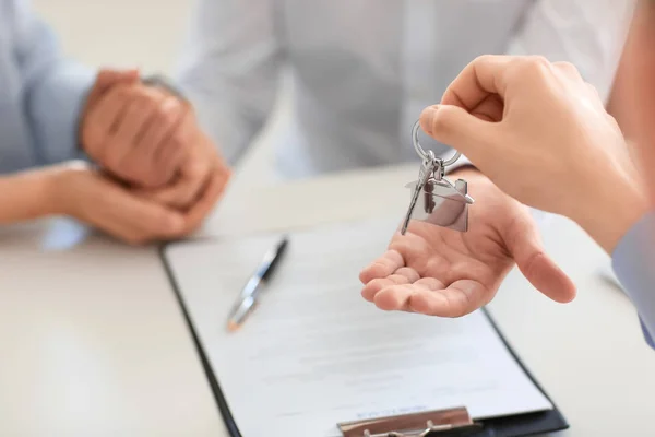 Immobilienmakler Übergibt Schlüssel Für Neues Haus Glückliches Paar Büro Nahaufnahme — Stockfoto