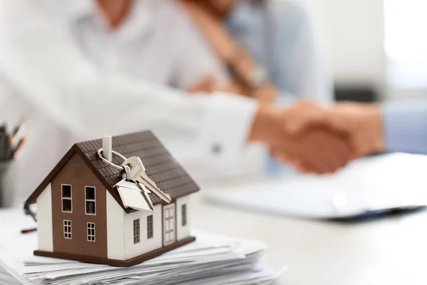 Modelo Casa Com Chave Mesa Escritório Imóveis — Fotografia de Stock