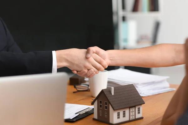 Mann Schüttelt Immobilienbesitzern Amt Die Hand — Stockfoto