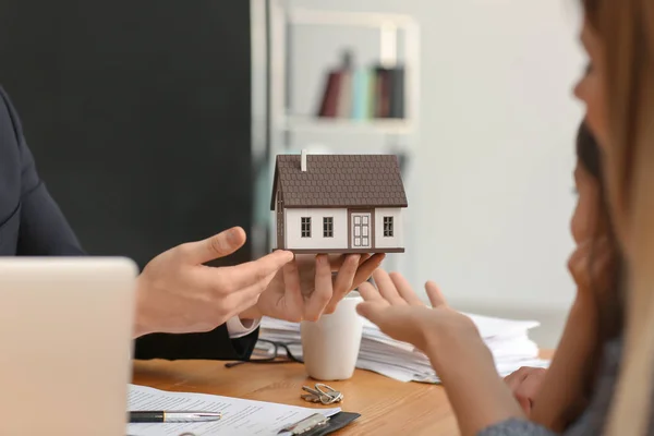 Immobilienmakler Zeigt Klienten Seinem Büro Das Hausmodell — Stockfoto