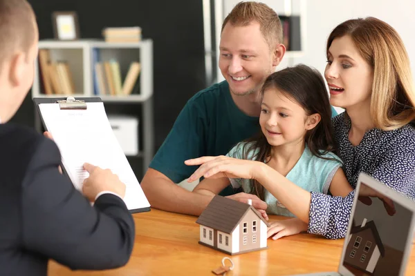 Família Feliz Com Agente Imobiliário Escritório — Fotografia de Stock