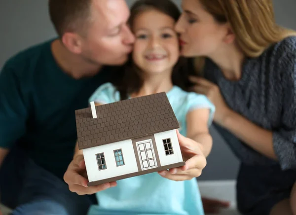 Šťastná Rodina Modelem Domu Uvnitř Stěhování Nového Domu — Stock fotografie
