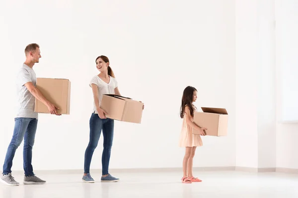 Famiglia Felice Con Scatole Cartone Dopo Essersi Trasferita Una Nuova — Foto Stock