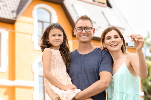 Família Feliz Com Chave Perto Sua Nova Casa Livre — Fotografia de Stock