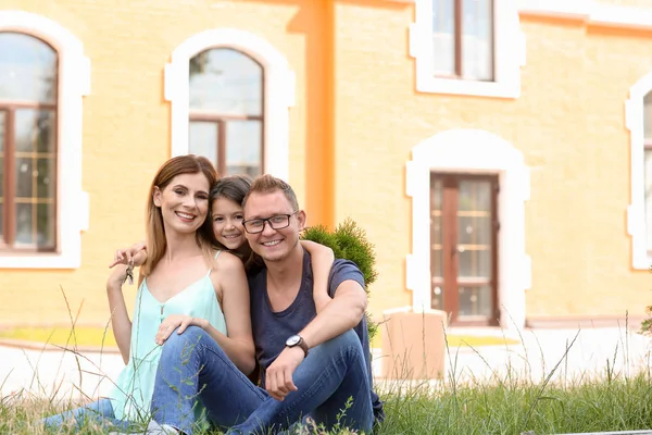 Familia Feliz Cerca Nueva Casa Aire Libre — Foto de Stock