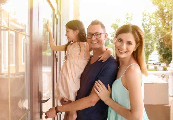 Família Feliz Abrindo Porta Sua Nova Casa — Fotografia de Stock