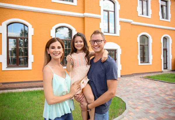 Familia Feliz Con Llave Cerca Nueva Casa Aire Libre —  Fotos de Stock