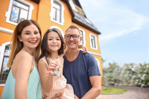 Glückliche Familie Mit Schlüssel Der Nähe Ihres Neuen Hauses — Stockfoto