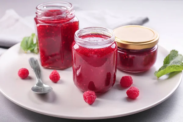 Assiette Avec Des Pots Verre Confiture Framboise Savoureuse Sur Table — Photo