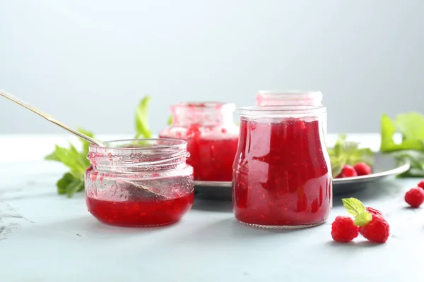 Frascos Vidrio Con Sabrosa Mermelada Frambuesa Mesa Ligera — Foto de Stock