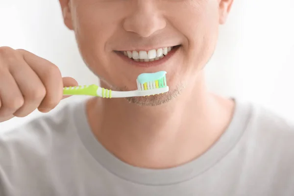 Man Brushing His Teeth Light Background Closeup — Stock Photo, Image