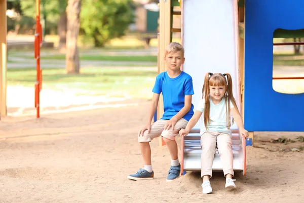 Bonito Crianças Pequenas Livre Parque Infantil — Fotografia de Stock