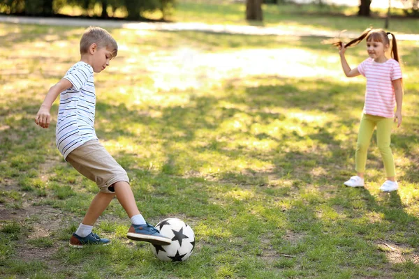 Bonito Crianças Jogando Futebol Livre — Fotografia de Stock