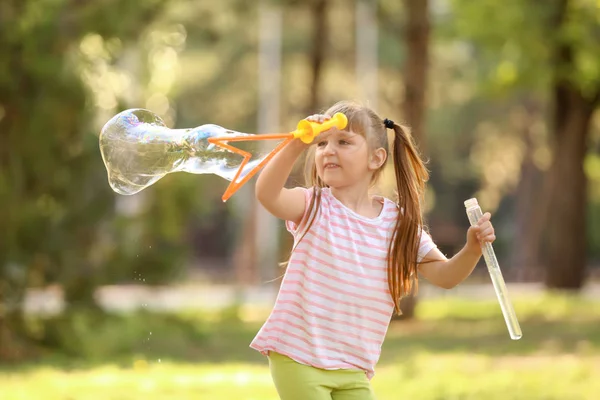 Linda Niña Soplando Burbujas Jabón Aire Libre —  Fotos de Stock