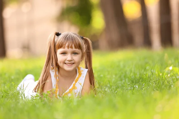 Carino Bambina Sdraiata Erba Verde All Aperto — Foto Stock