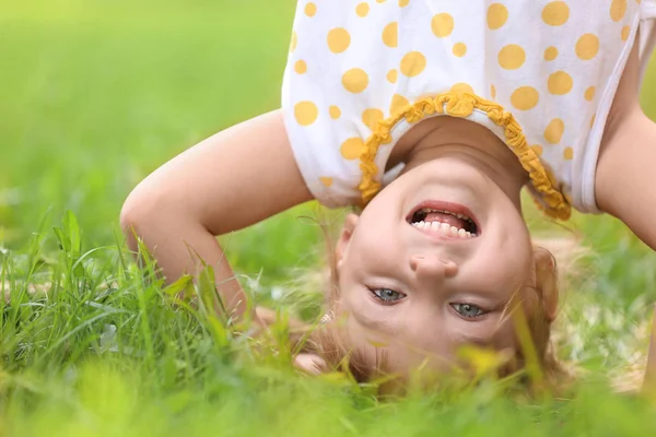 Gadis Kecil Yang Lucu Berdiri Atas Kepala Dan Bersenang Senang — Stok Foto