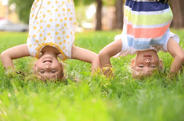 Niedliche Kleine Kinder Die Auf Dem Kopf Stehen Und Spaß — Stockfoto