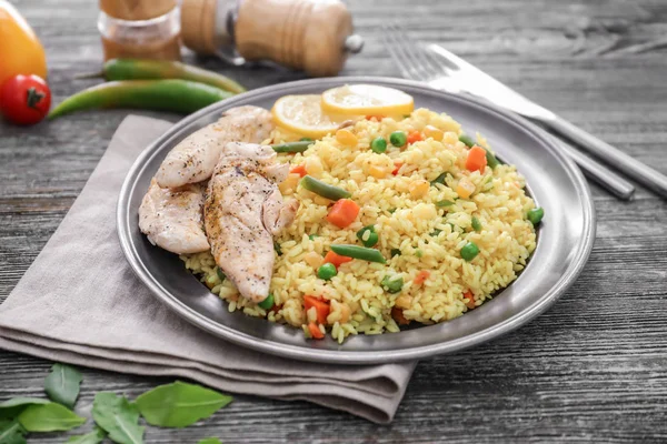 Leckerer Gekochter Reis Mit Fleisch Und Gemüse Auf Teller — Stockfoto