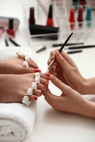 Mujer Joven Recibiendo Pedicura Profesional Salón Belleza Primer Plano —  Fotos de Stock