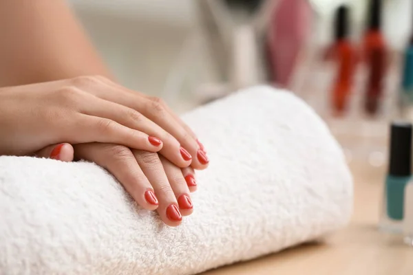 Mujer Joven Con Manicura Elegante Salón Belleza Primer Plano —  Fotos de Stock