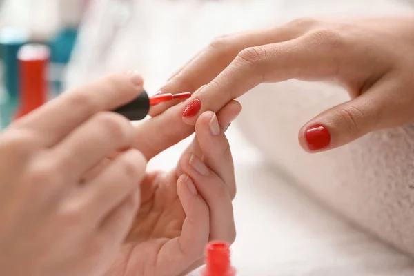 Jonge Vrouw Krijgen Professionele Manicure Schoonheidssalon Close — Stockfoto