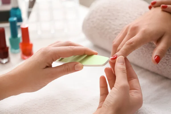 Jovem Mulher Recebendo Manicure Profissional Salão Beleza Close — Fotografia de Stock