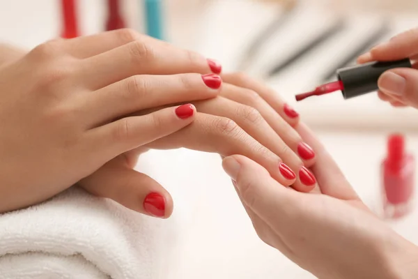 Mujer Joven Consiguiendo Manicura Profesional Salón Belleza Primer Plano —  Fotos de Stock