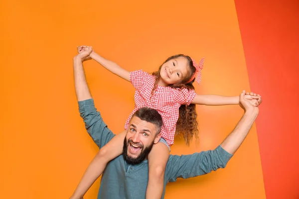 Divertido Retrato Padre Pequeña Hija Sobre Fondo Color —  Fotos de Stock