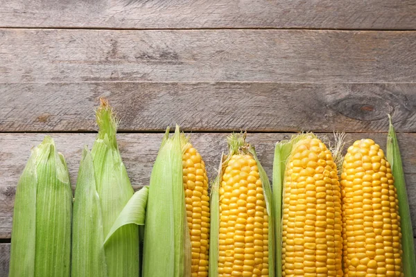 Jagung Yang Lezat Atas Meja Kayu — Stok Foto