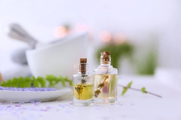 Flessen Van Etherische Olie Met Lavendel Tafel — Stockfoto