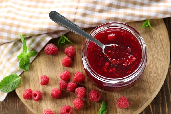 Vaso Con Gustosa Marmellata Lamponi Tavola Legno — Foto Stock