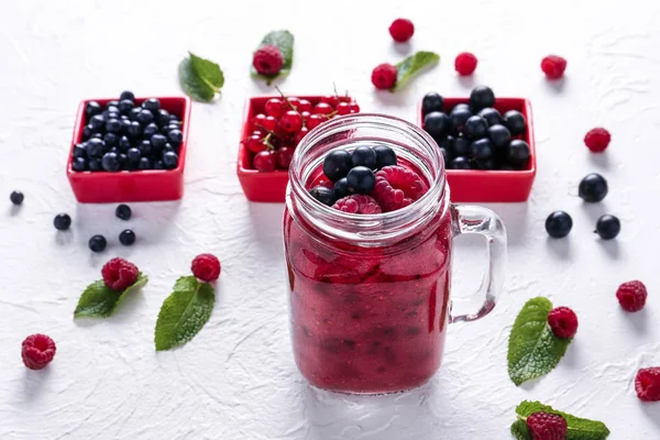 Mason Jar Tasty Berry Smoothie Table — Stock Photo, Image