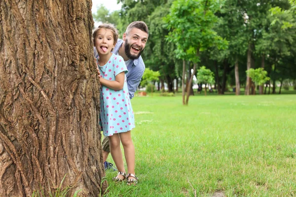 小さな女の子と彼女の父親は 野外で遊ぶ — ストック写真