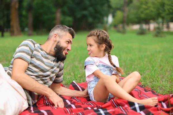 小さな女の子と彼女の父親を屋外の面白い肖像画 — ストック写真
