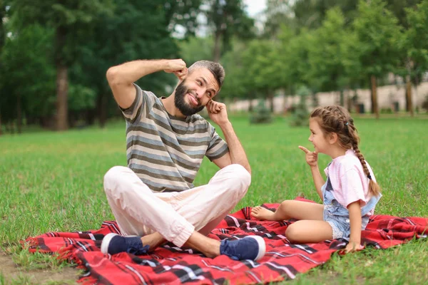 小さな女の子と彼女の父親を屋外の面白い肖像画 — ストック写真