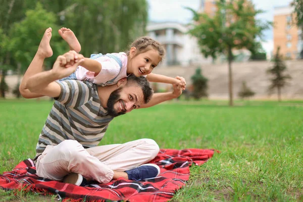 Niña Padre Jugando Aire Libre —  Fotos de Stock