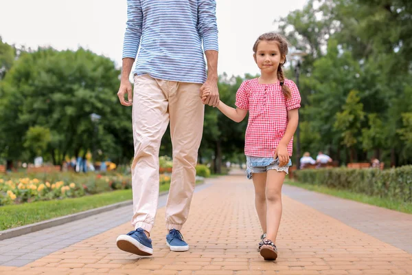 小女孩和她的父亲在户外散步 — 图库照片
