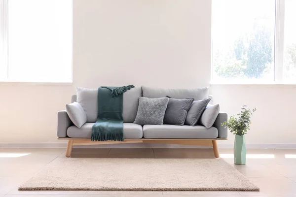 快適なソファ付きのリビングルームのモダンなインテリア — ストック写真