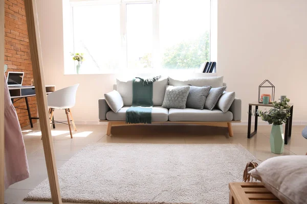 Moderne Einrichtung Des Wohnzimmers Mit Stilvollen Möbeln — Stockfoto