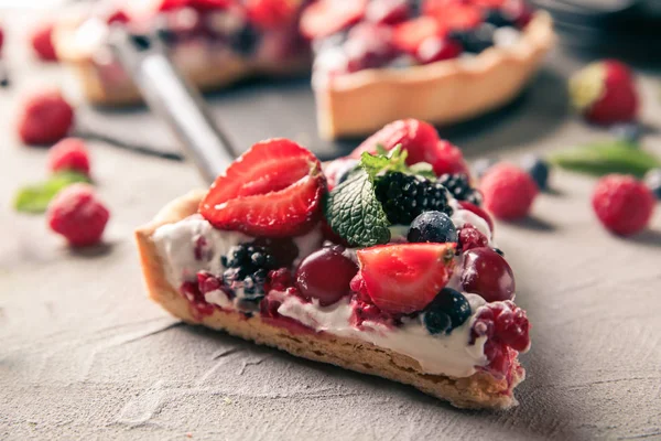 Schaufel Mit Leckerem Beerenkuchen Auf Dem Tisch — Stockfoto